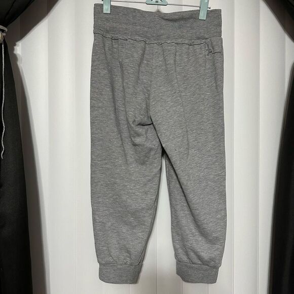 Under Armour below knee gray sweatpants with adjustable drawstrings - Picture 5 of 7